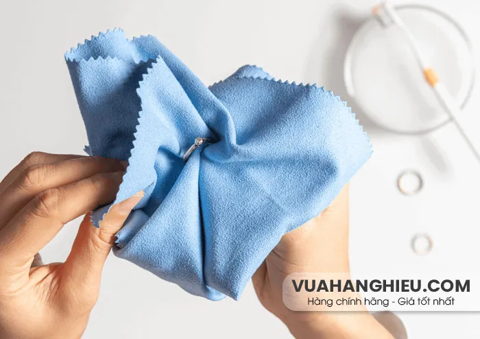 5 cách làm sạch nhẫn kim cương sáng bóng tại nhà