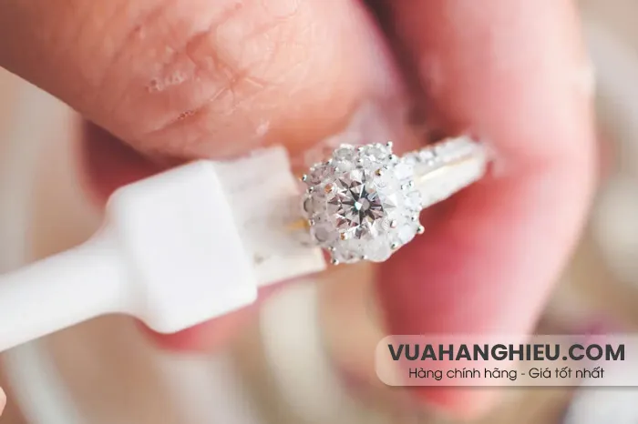 5 cách làm sạch nhẫn kim cương sáng bóng tại nhà