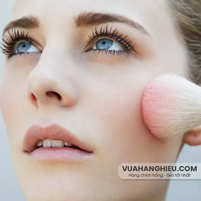 Cách trang điểm cho khuôn mặt vuông trở nên thon gọn, thanh thoát