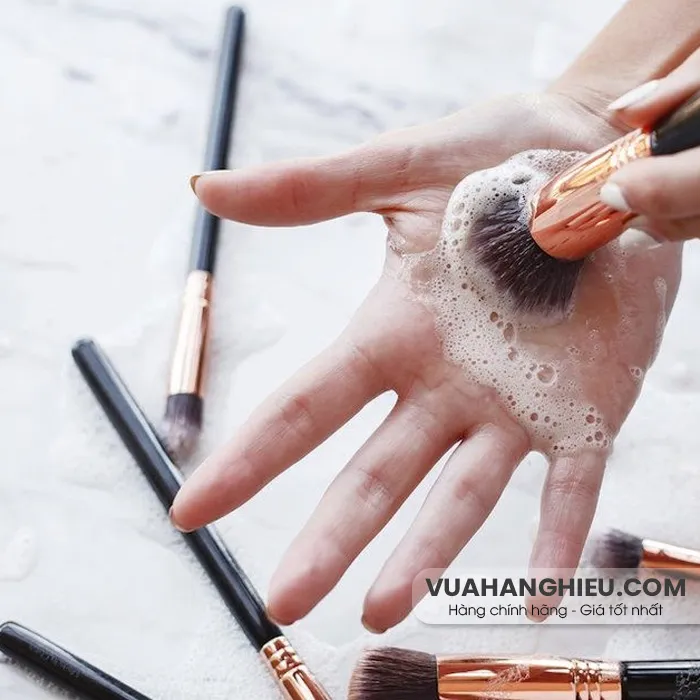 7 Cách trang điểm không bị mốc mặt, giữ nền lâu trôi hiệu quả