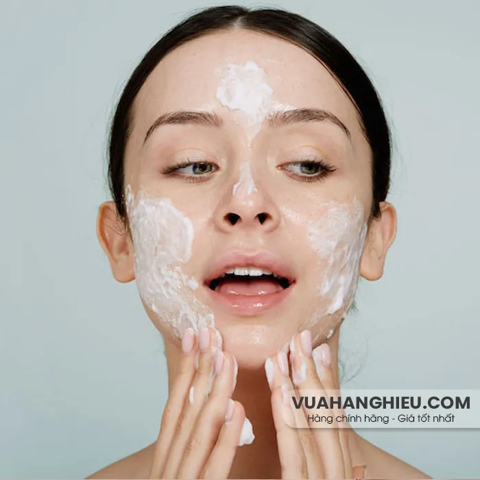 Tẩy tế bào chết trước hay sau khi rửa mặt giúp chăm sóc da hiệu quả