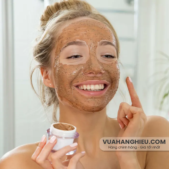 Tẩy tế bào chết trước hay sau khi rửa mặt giúp chăm sóc da hiệu quả