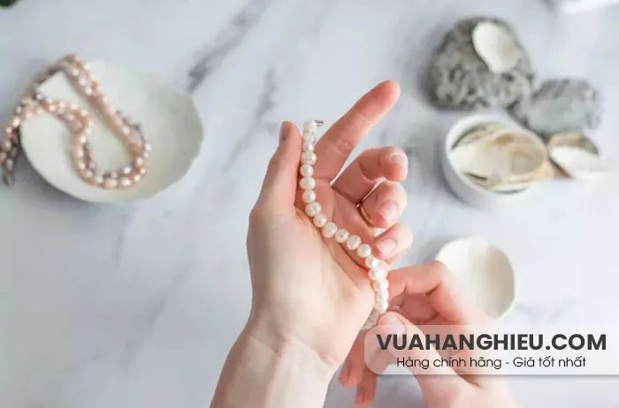 5 bước làm sạch trang sức ngọc trai sáng bóng đẹp tại nhà