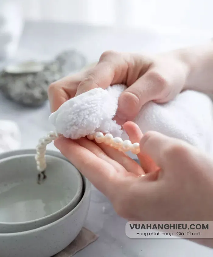 5 bước làm sạch trang sức ngọc trai sáng bóng đẹp tại nhà