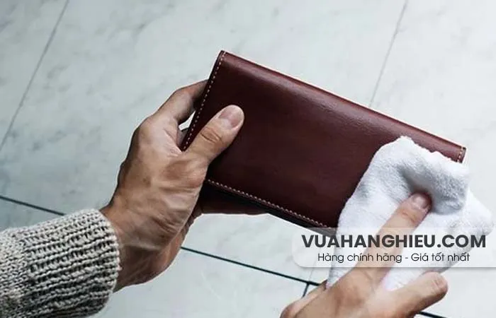 Top 9+ mẫu ví cầm tay nam hàng hiệu sang trọng 2025