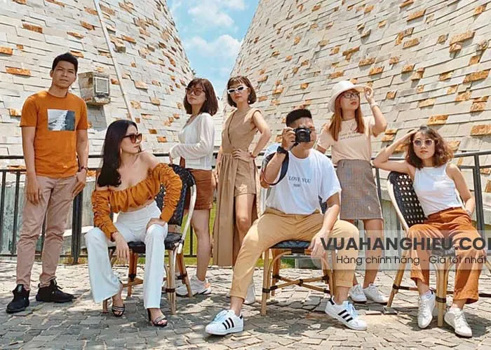 30+ cách tạo dáng chụp ảnh đẹp cho nam nữ, cặp đôi, bạn thân sống ảo