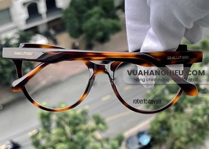 Mặt vuông nên đeo kính gì? 10+ mẫu kính đẹp cho người mặt vuông