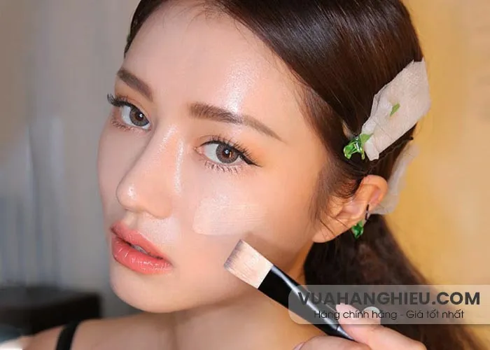 Da dầu nên dùng cushion hay kem nền khi trang điểm