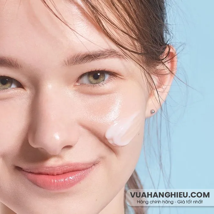 Bôi lại kem chống nắng có cần rửa mặt không? Cách thoa lại kem chống nắng giữa ngày