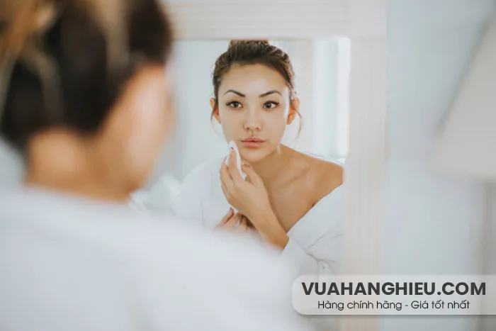 Bôi lại kem chống nắng có cần rửa mặt không? Cách thoa lại kem chống nắng giữa ngày