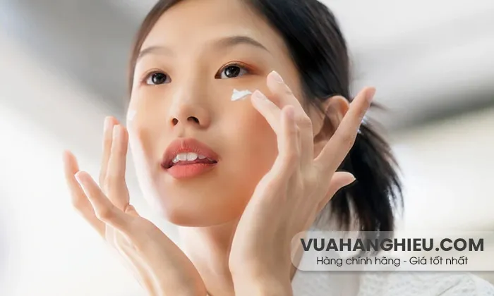 Bôi lại kem chống nắng có cần rửa mặt không? Cách thoa lại kem chống nắng giữa ngày