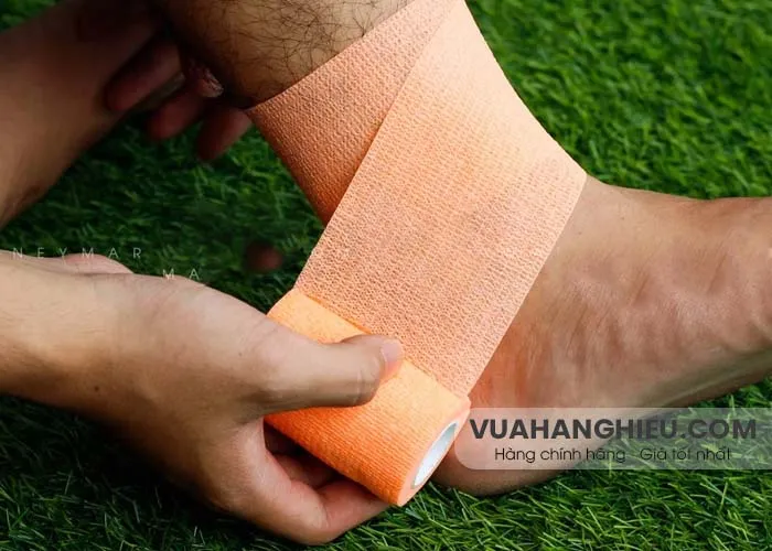 6 bước hướng dẫn cách quấn băng cổ chân đá bóng