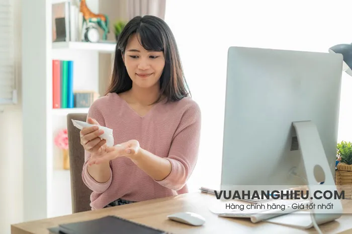 Ngồi máy tính có cần bôi kem chống nắng? 5 kem chống nắng cho dân văn phòng - 1