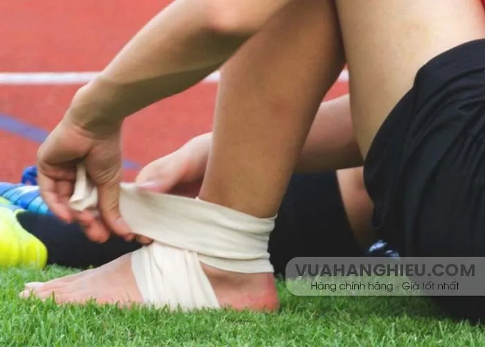 6 bước hướng dẫn cách quấn băng cổ chân đá bóng
