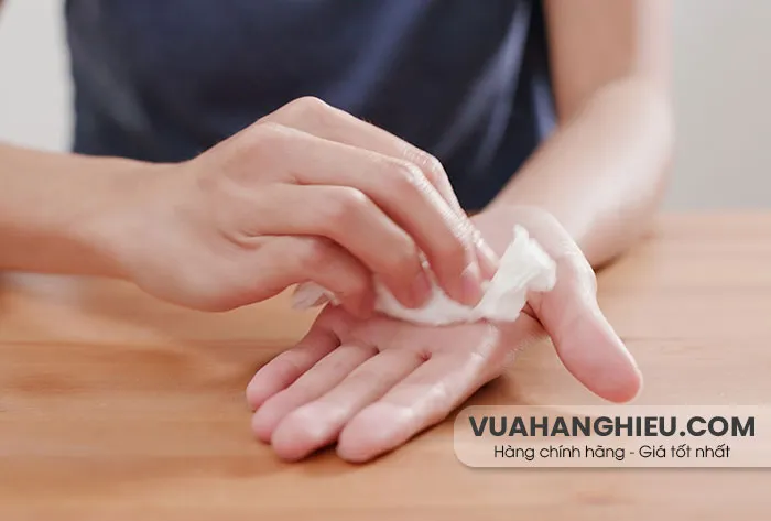 Nguyên nhân và 9 cách ngăn ngừa đồ mồ hôi tay hiệu quả