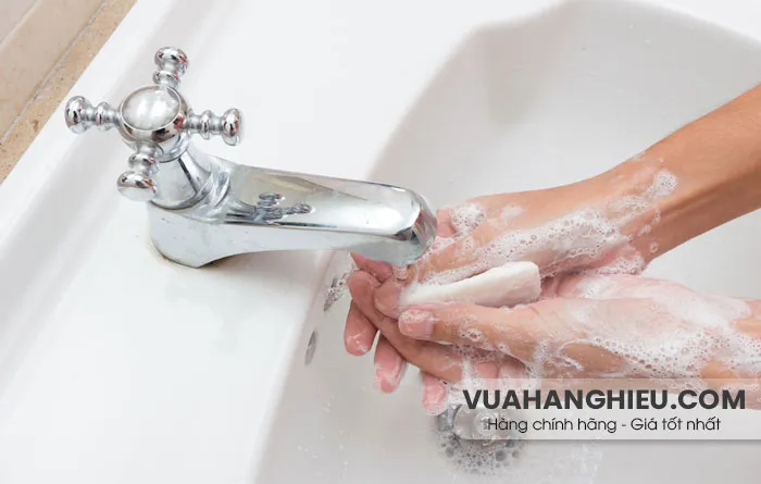 Nguyên nhân và 9 cách ngăn ngừa đồ mồ hôi tay hiệu quả