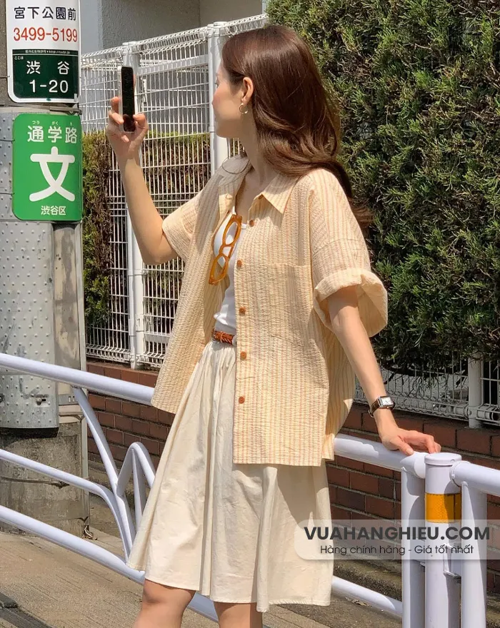 10 cách mặc đẹp với áo sơ mi kẻ sọc nữ đang 