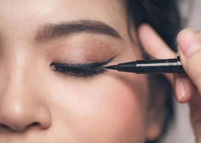 Mách bạn cách kẻ eyeliner cho mắt 1 mí to tròn hơn