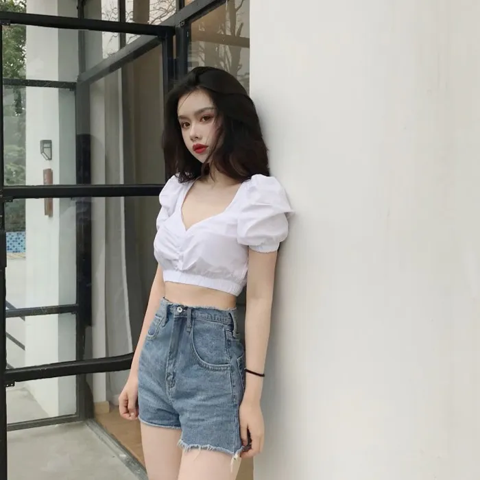 13 cách phối đồ với áo croptop cá tính, năng động cho mùa hè