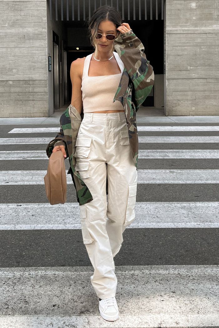 17 cách phối đồ với quần cargo pants túi hộp cho nam và nữ
