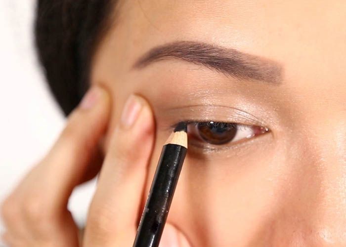 Mách bạn cách kẻ eyeliner cho mắt 1 mí to tròn hơn