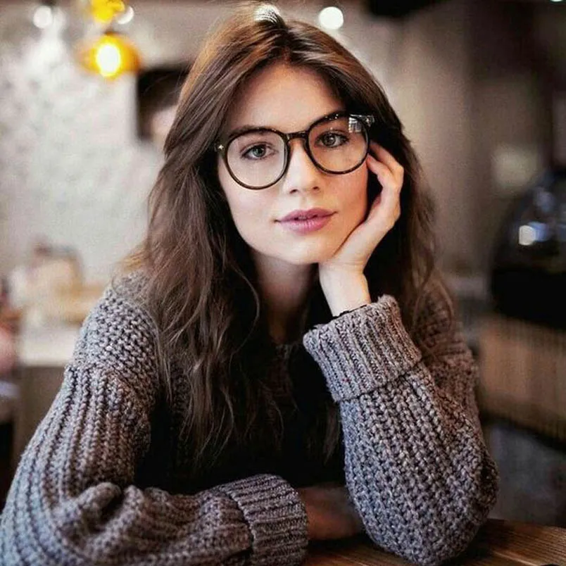 Gò má cao đeo kính gì? 7 dáng kính cho người gò má cao