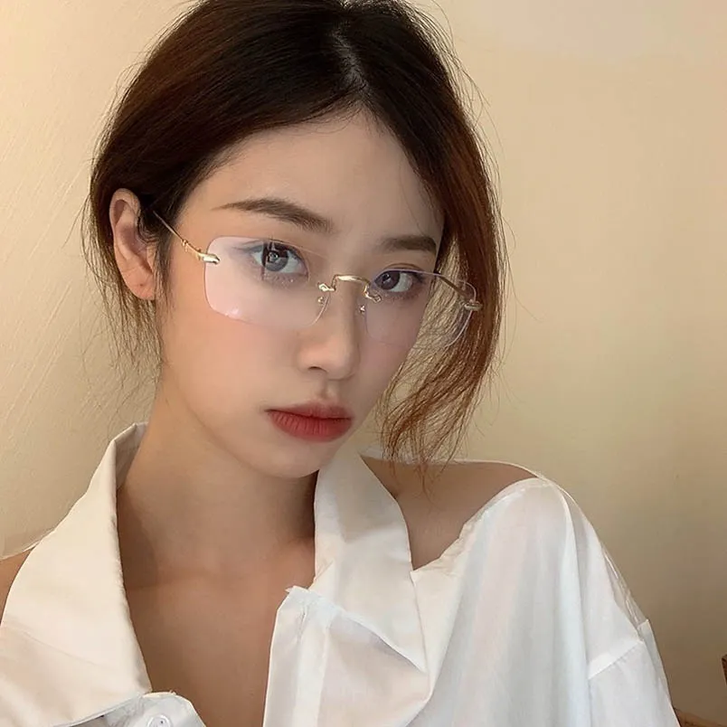 Gò má cao đeo kính gì? 7 dáng kính cho người gò má cao