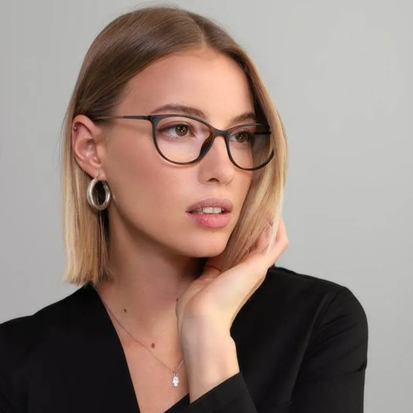 Gò má cao đeo kính gì? 7 dáng kính cho người gò má cao