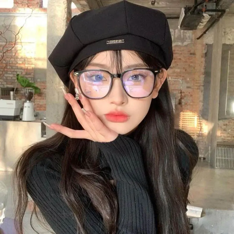 Gò má cao đeo kính gì? 7 dáng kính cho người gò má cao