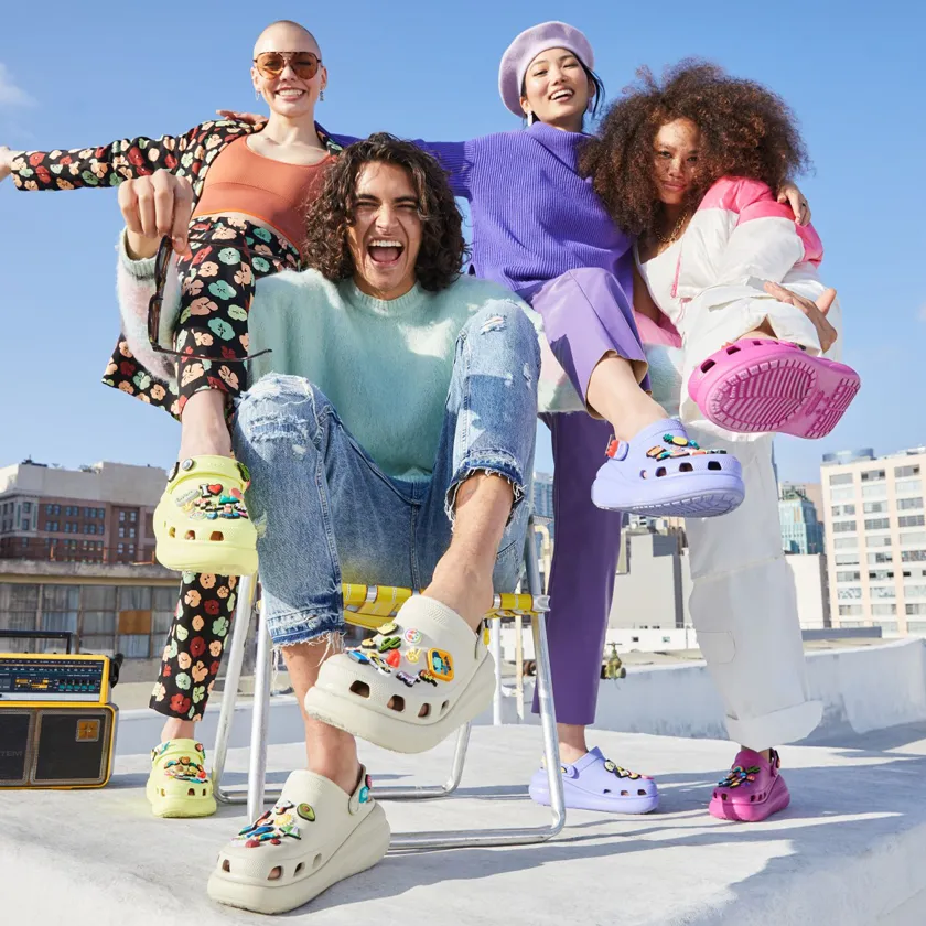 Top 10 hãng giày dép Crocs nổi tiếng hot trend năm 2025