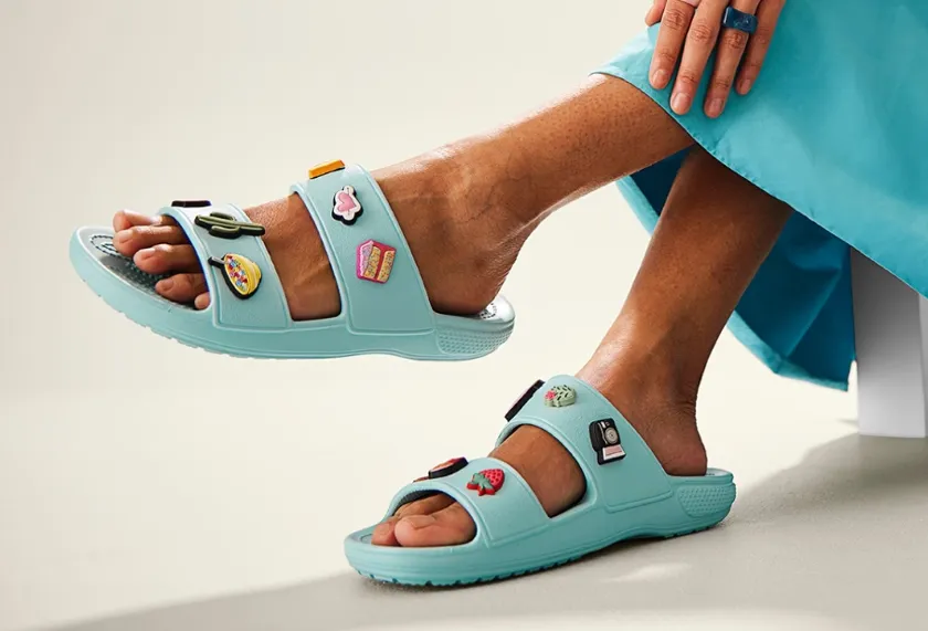 Top 10 hãng giày dép Crocs nổi tiếng hot trend năm 2025