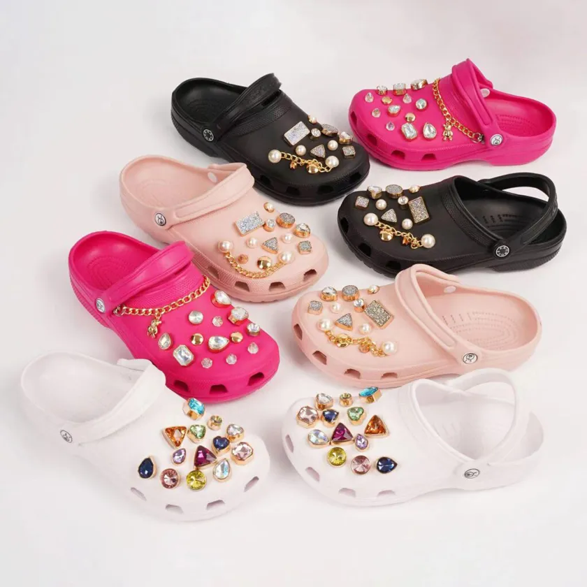 Top 10 hãng giày dép Crocs nổi tiếng hot trend năm 2025