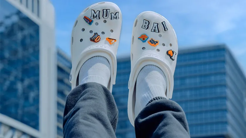 Top 10 hãng giày dép Crocs nổi tiếng hot trend năm 2025