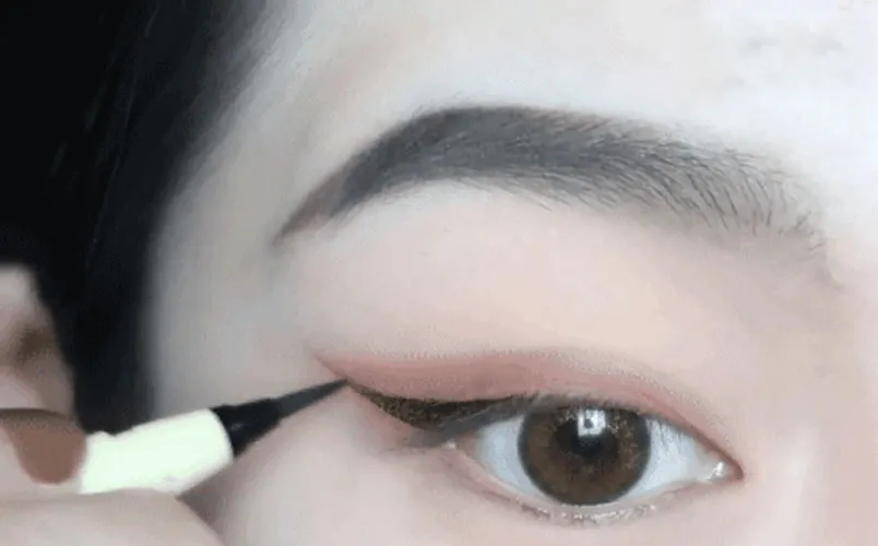 Hướng dẫn cách kẻ eyeliner mắt cáo thu hút mọi ánh nhìn