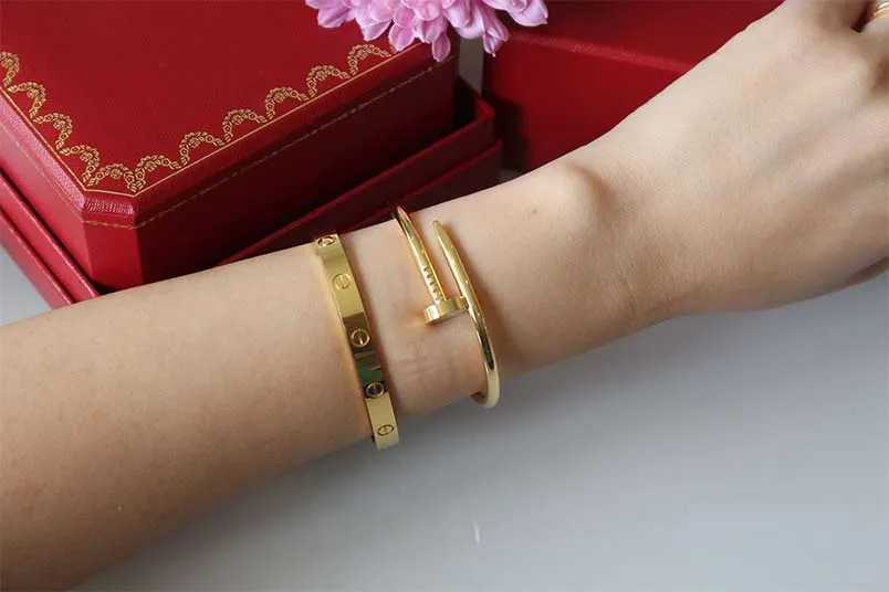 Vòng đeo tay Cartier chính hãng giá bao nhiêu, làm bằng gì?