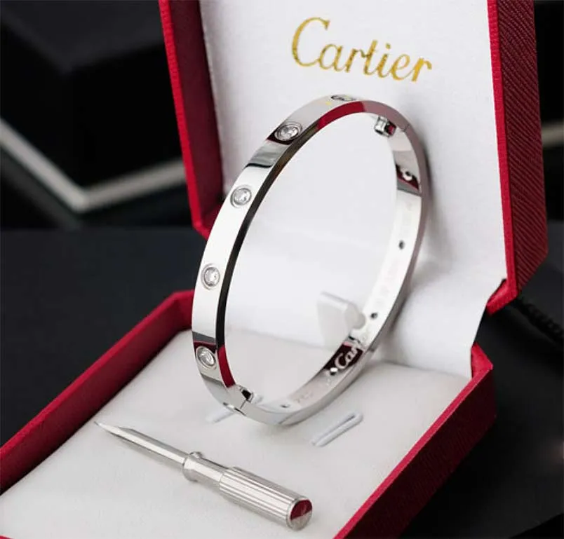 Vòng đeo tay Cartier chính hãng giá bao nhiêu, làm bằng gì?