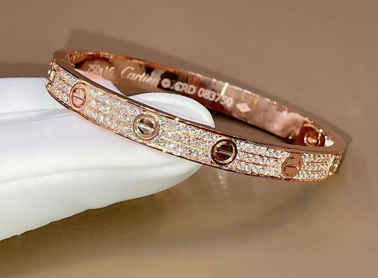 Vòng đeo tay Cartier chính hãng giá bao nhiêu, làm bằng gì?