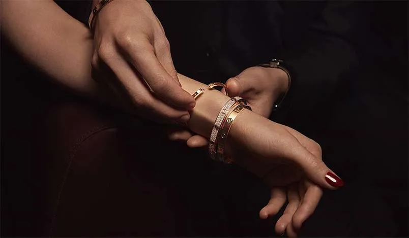 Vòng đeo tay Cartier chính hãng giá bao nhiêu, làm bằng gì?