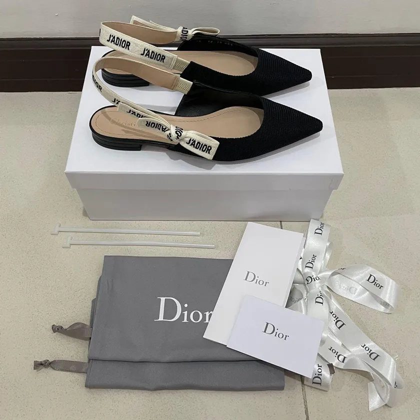 Học cách phân biệt giày Dior thật giả từ các chuyên gia thời trang