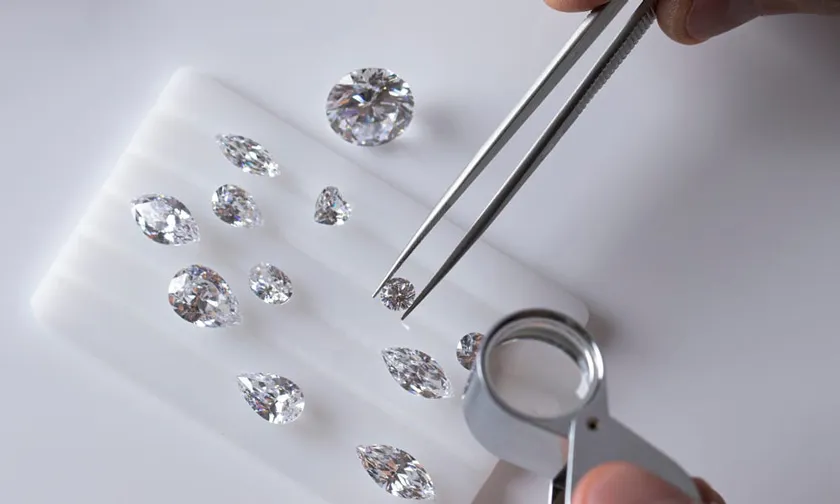 12 cách phân biệt kim cương thật giả chính xác tại nhà