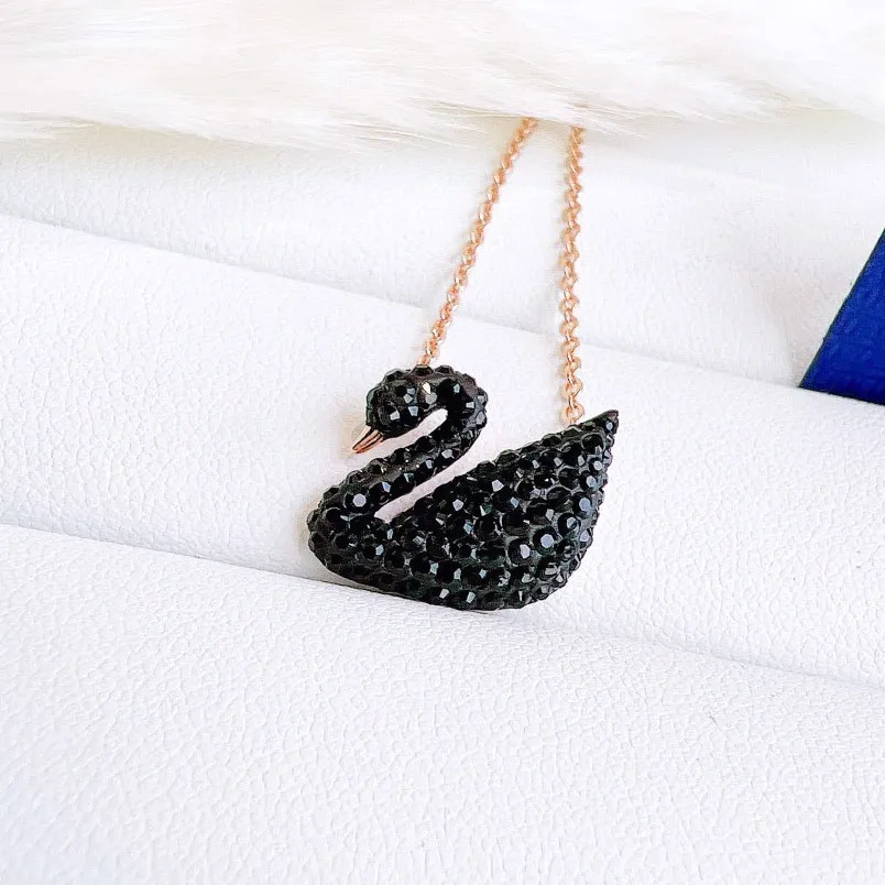 Trang sức Swarovski làm bằng gì? Của nước nào? Có tốt không? Mua ở đâu?