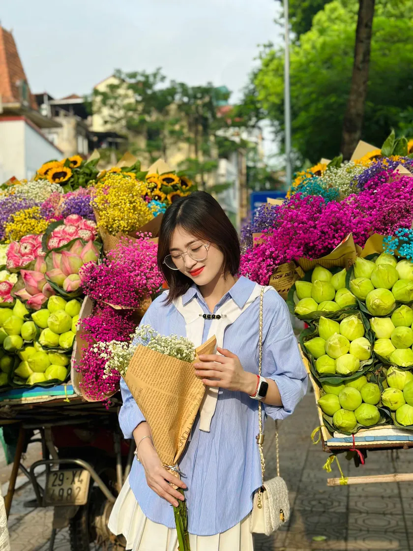 Top 12 cách phối đồ chụp ảnh mùa thu Hà Nội sáng tạo và thu hút