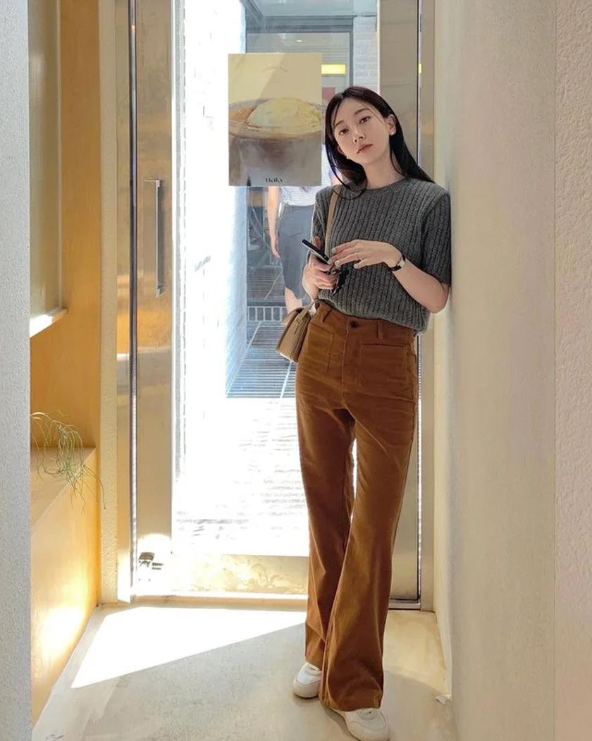 18 cách mix đồ với quần nhung tăm siêu đẹp cho phái nữ
