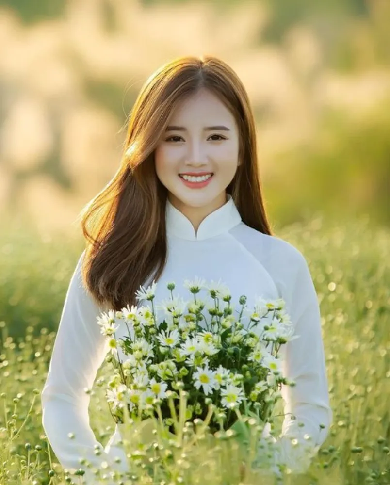 Chụp ảnh với cúc họa mi mặc gì? Gợi ý 19+ outfit vô cùng đẹp