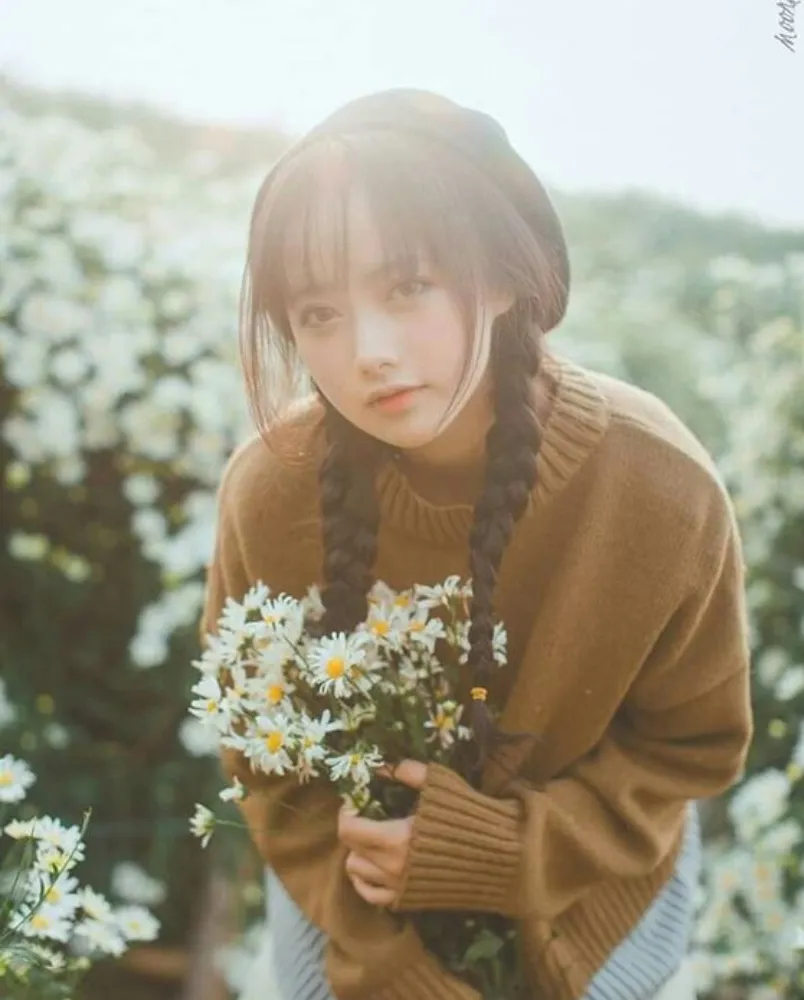 Chụp ảnh với cúc họa mi mặc gì? Gợi ý 19+ outfit vô cùng đẹp