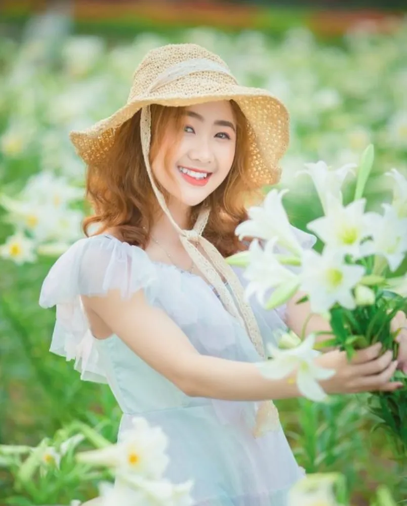 Chụp ảnh với cúc họa mi mặc gì? Gợi ý 19+ outfit vô cùng đẹp