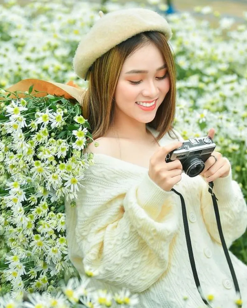 Chụp ảnh với cúc họa mi mặc gì? Gợi ý 19+ outfit vô cùng đẹp
