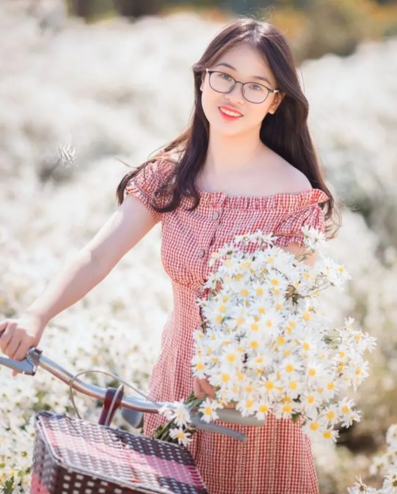 Chụp ảnh với cúc họa mi mặc gì? Gợi ý 19+ outfit vô cùng đẹp