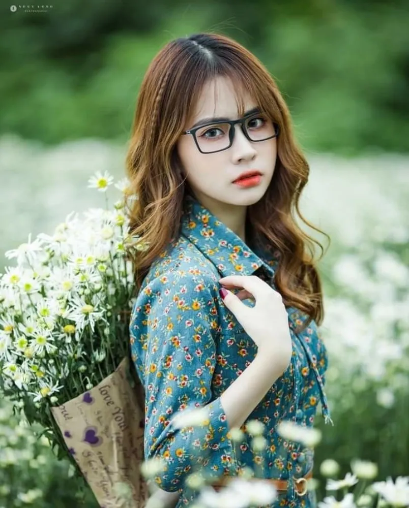 Chụp ảnh với cúc họa mi mặc gì? Gợi ý 19+ outfit vô cùng đẹp
