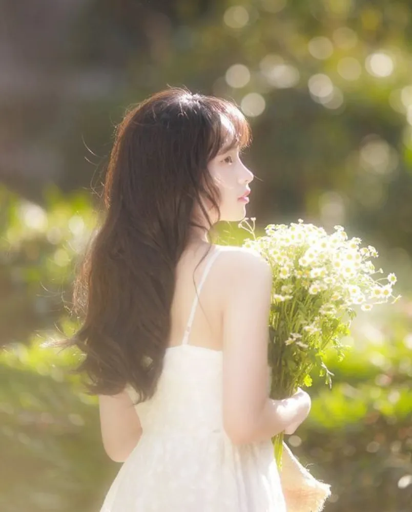 Chụp ảnh với cúc họa mi mặc gì? Gợi ý 19+ outfit vô cùng đẹp